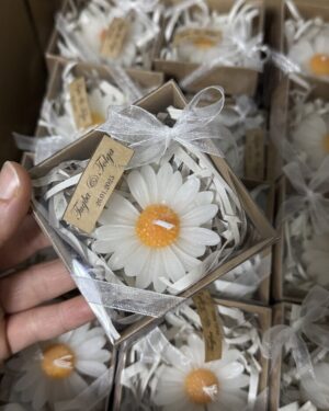 kbrdesigncandles_1d3f05b27ca5f079236d1738ad2a9669 Özel Kraft Kutusunda Papatya Mum (Etiketli)